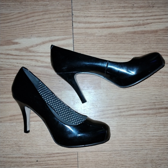 Shoes - Picture 2 of 4